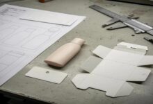 scrivania e materiale